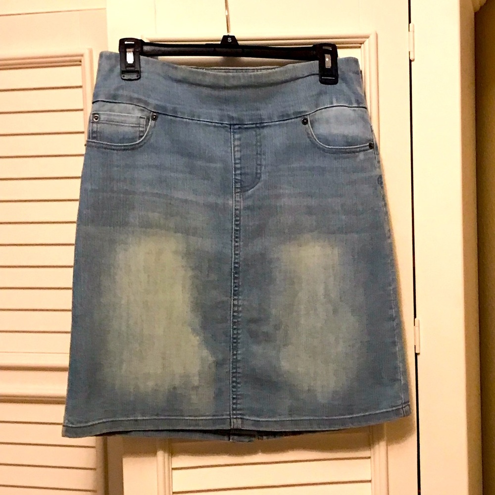 Short stretch denim skirt